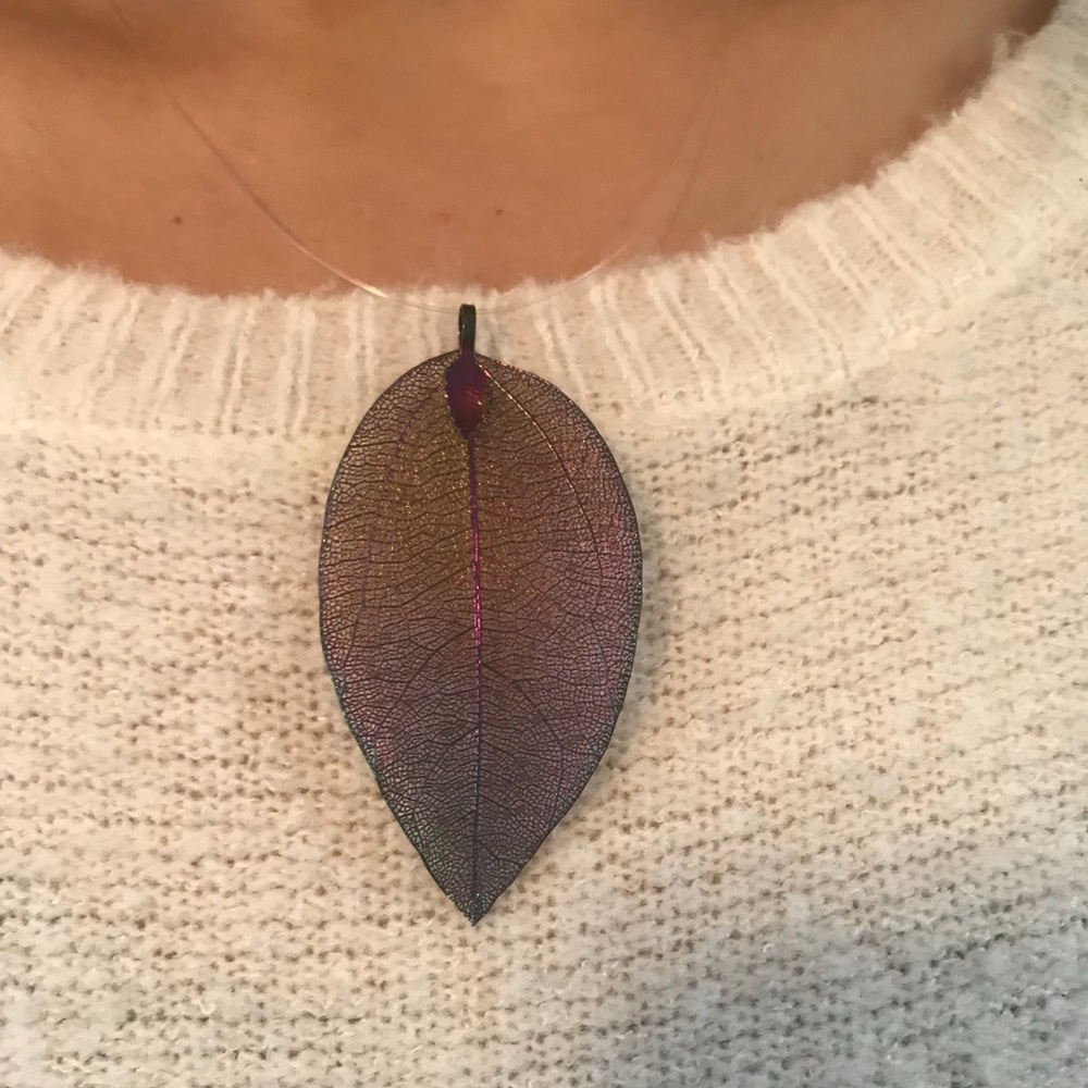 NWT Expandable Gasoline Puddle leaf necklace
